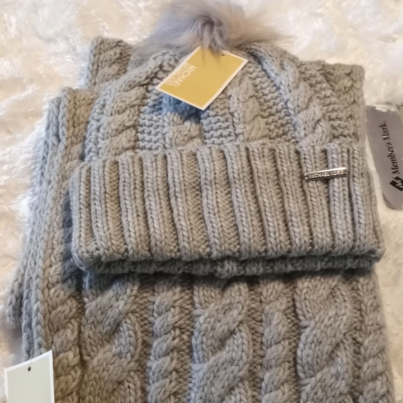 Michael kors women cable knit teddy fleece faux fur  pom pom beanie & scarf set - Picture 2 of 6